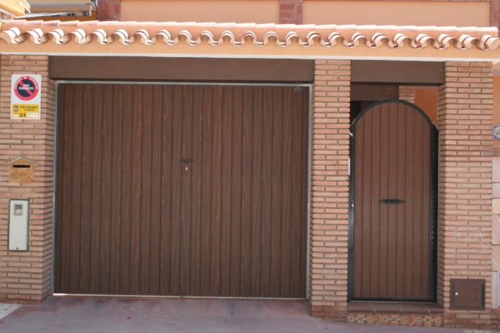 puertas basculantes en Málaga